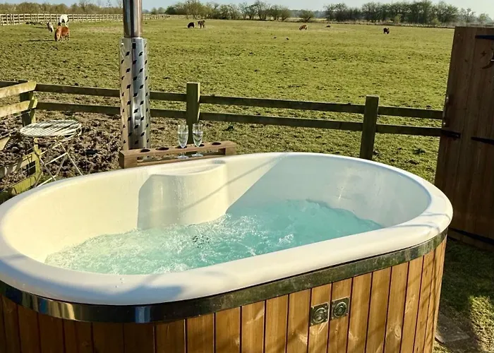 Skipbridge Farm Glamping مكان تخييم *
